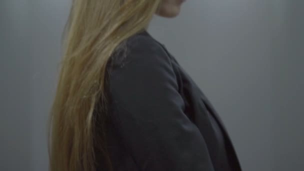 Жінка натискає кнопку ліфта — стокове відео