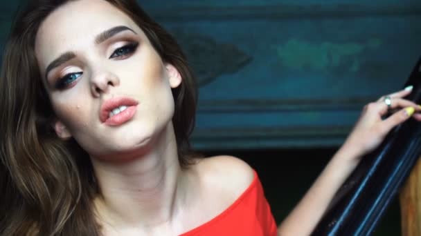 A csinos nő felugrania szemmel portréja — Stock videók