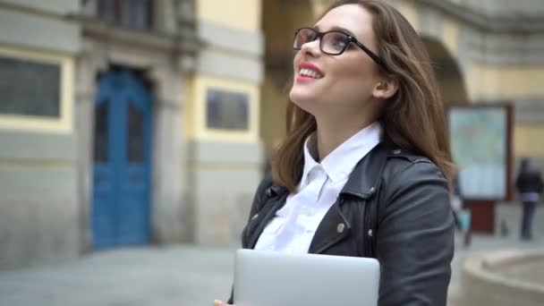 Mulher feliz andando com o laptop — Vídeo de Stock