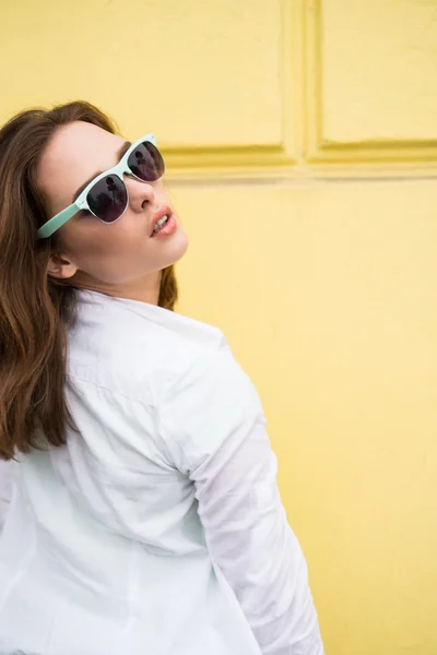 Mulher bonita usando óculos de sol — Fotografia de Stock