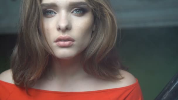 Bella donna vestita di rosso sulle scale — Video Stock