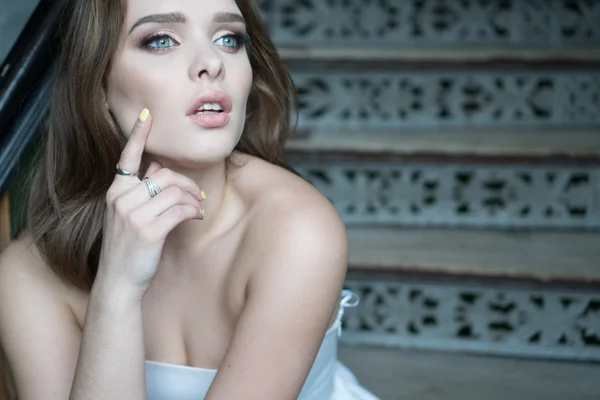 Retrato da mulher de beleza vestindo vestido branco — Fotografia de Stock