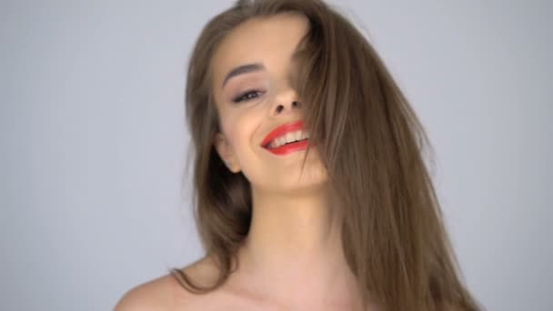 Kadın gülümseyerek portre portre — Stok video