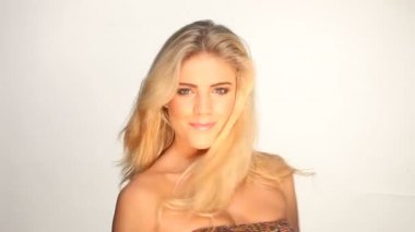 hoş bir gülümseme ile güzel kadın