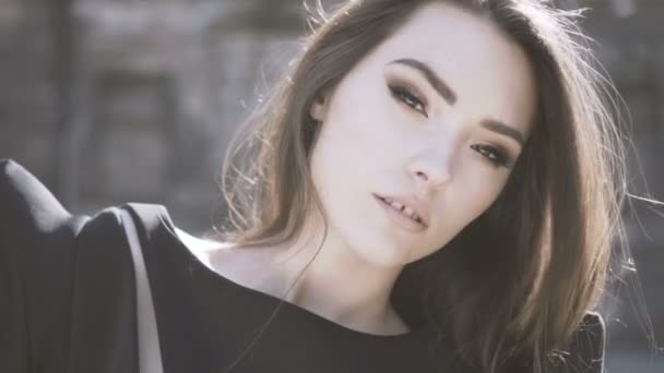 Motie portret van mooie brunette model — Stockvideo