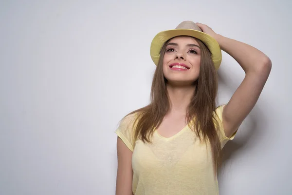 Morena sorridente em chapéu bonito — Fotografia de Stock