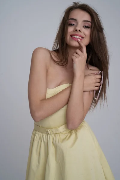 Hübsche Brünette trägt gelbes Kleid — Stockfoto
