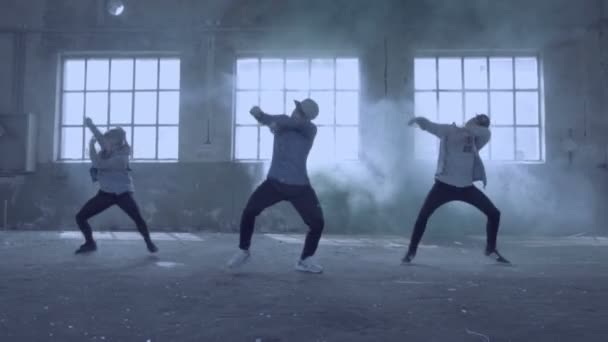 Video van actieve jonge dansende groepschoreografie in een verlaten gebouw met rokerige achtergrond. — Stockvideo