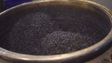 Makine pişirme kestane kestane kızartma. Sahne frostreet Pazar Tayland.