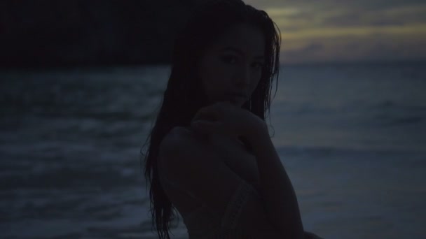 Closeup of asian beautiful woman in crochet bikini on the beach. Closeup video of sexy girl on the beach with see and sky background at the sunset in slow motion. — Stock Video