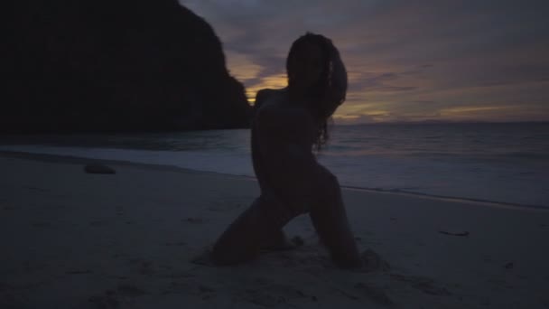Asiatique belle femme en bikini crochet posant sur la plage. Vidéo 4k de fille sexy posant sur la plage avec vue et fond de ciel au coucher du soleil exceptionnel .