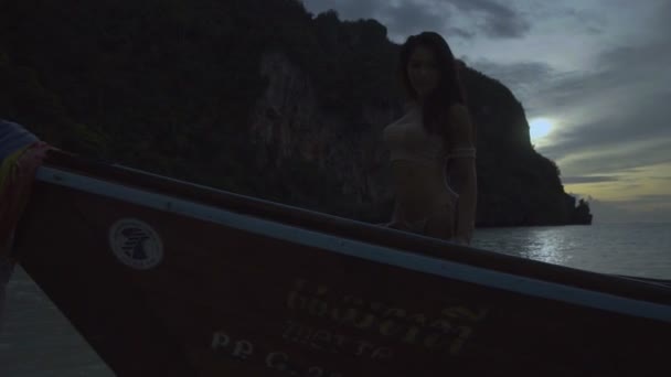 Asiatique belle femme sensuelle en bikini au crochet sur le bateau. Vidéo de fille souriante sexy debout sur le bateau au coucher du soleil au ralenti . — Video