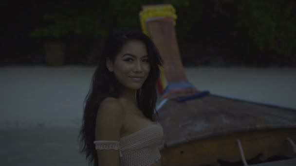 Asiatique belle femme sensuelle en bikini au crochet sur le bateau. Vidéo de fille souriante sexy debout sur l'échelle du bateau et regardant dans la caméra - vue latérale au ralenti . — Video