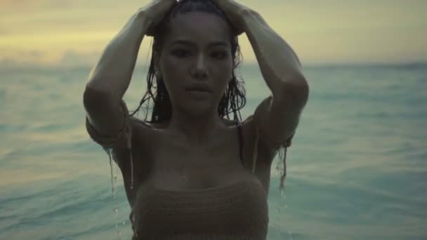 Asiatique belle femme sensuelle en crochet bikini marche dans la mer. Vidéo de fille sexy marchant dans la mer au coucher du soleil au ralenti . — Video