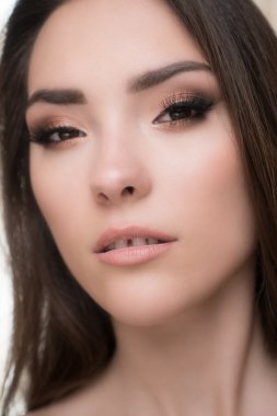 Güzel esmer kadının güzel gözleri ve dişler arasındaki boşluğu kapatmak 