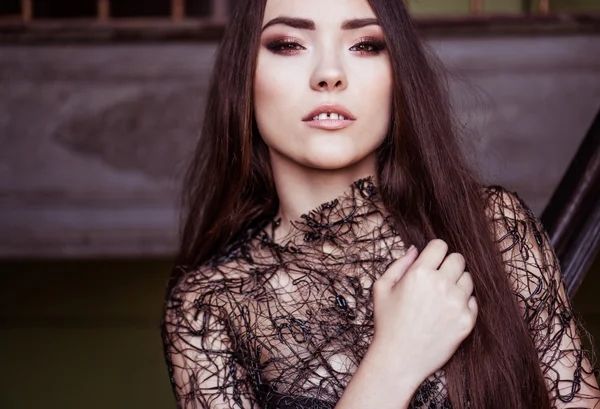 Retrato de mujer de moda de belleza con top de diseñador negro con maquillaje ahumado perfecto — Foto de Stock