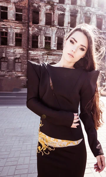 Beleza mulher moda vestindo vestido elegante com edifício abandonado no fundo — Fotografia de Stock