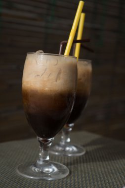 İki bardak süt ile buzlu kahve