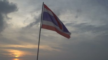 Tayland bayrağı üzerinde sky rüzgarda üfleme