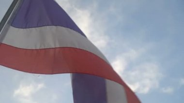 Tayland bayrağı üzerinde sky rüzgarda üfleme