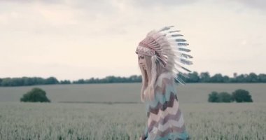 Kızılderili Hint sahada sabah yürüyen güzel kadın arıyorum.