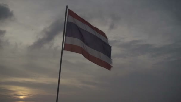 Bandera tailandesa soplando en el viento en el cielo — Vídeo de stock