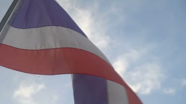 Bandera tailandesa soplando en el viento en el cielo — Vídeo de stock