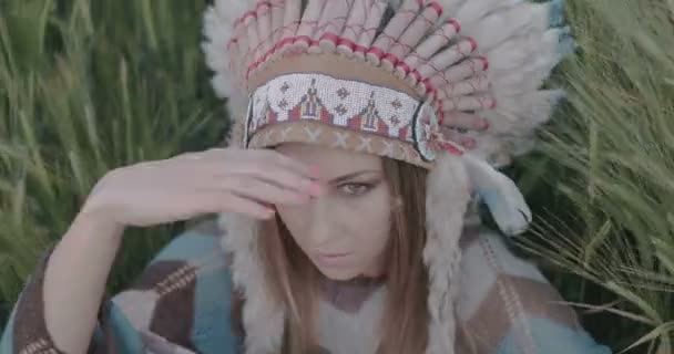 Close-up de índio nativo americano olhando mulher bonita no campo . — Vídeo de Stock