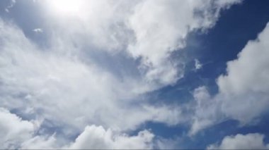 Beyaz bulutların üzerinde mavi gökyüzü çalıştıran Timelapse.