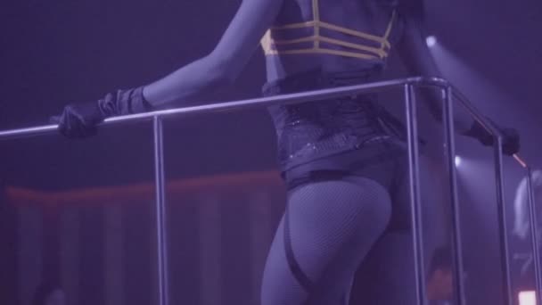 Bum close-up van sexy meisje dragen bikini, sprankelende gorset en satijnen handschoenen dansen op Club stage video in slow motion. — Stockvideo