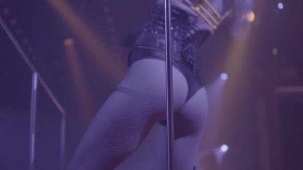 ビキニを着たセクシーな女の子のお尻のクローズアップ, スローモーションでクラブのステージビデオで踊る輝くゴーセットとサティン手袋. — ストック動画