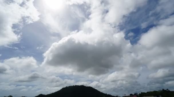 Timelapse de nubes blancas corriendo sobre el cielo azul . — Vídeos de Stock