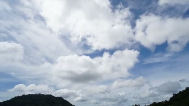 Timelapse av vita moln kör över blå himmel. — Stockvideo