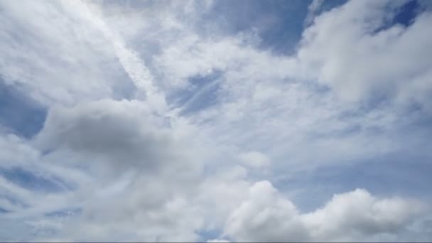 Timelapse de nuvens brancas correndo sobre o céu azul . — Vídeo de Stock