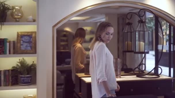 매력적인 아름 다운 여자 입고 셔츠와 청바지 반바지 걷는 에 그녀의 고급스러운 아파트. — 비디오
