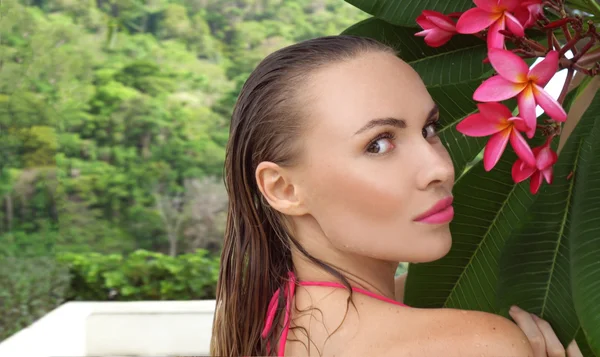 Close up de sexy jovem mulher vestindo biquíni com cabelo molhado e flor de árvore no telhado em um dia ensolarado — Fotografia de Stock