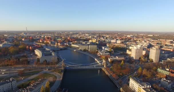 Εναέρια: γέφυρα Γκράνγουολντ στο Βρότσλαβ κατά τη διάρκεια της άνοιξης σε μια όμορφη ηλιόλουστη μέρα, Πολωνία — Αρχείο Βίντεο
