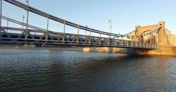 Flyg: Grunwald Bridge i Wroclaw under våren på en vacker solig dag, Polen — Stockvideo