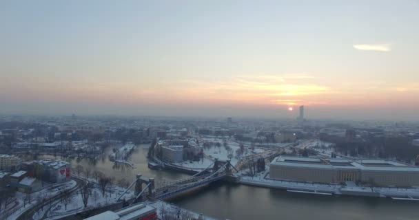Εναέρια: γέφυρα Γκράνγουολντ στο Βρότσλαβ το χειμώνα, Πολωνία — Αρχείο Βίντεο
