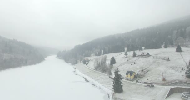 Aerial: Lago di stoccaggio di Spindler Mill, Repubblica Ceca in inverno — Video Stock