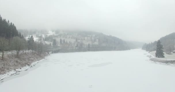 Aérea: Lago de almacenamiento de Spindler Mill, República Checa en invierno — Vídeos de Stock