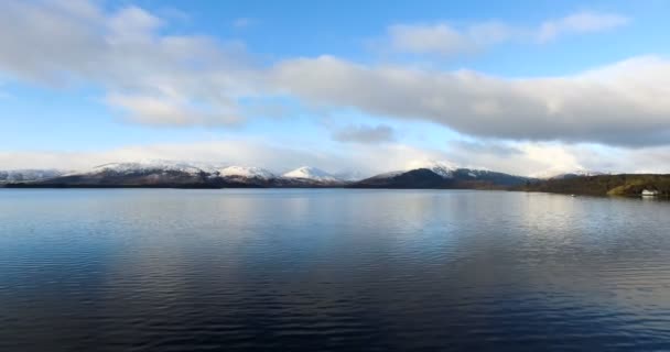 Antena: Loch Tay w szkockich Highlands, w ciągu dnia jasne zimy ze śniegiem na Ben Lawers, Szkocja — Wideo stockowe