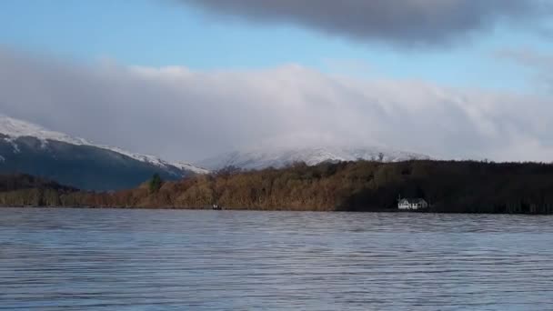 Aérea: Loch Tay en las Highlands escocesas durante un día de inviernos despejados con nieve en Ben Lawers, Escocia — Vídeo de stock