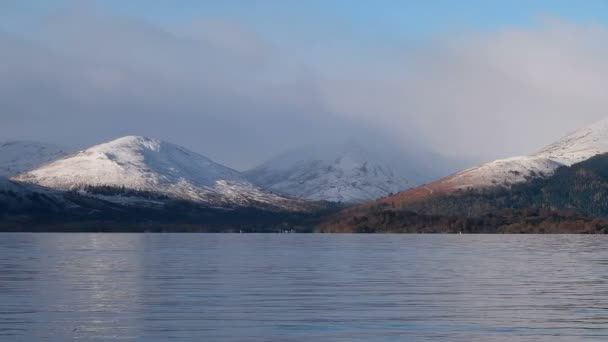 Aéreo: Loch Tay nas Terras Altas Escocesas durante um dia de inverno claro com neve em Ben Lawers, Escócia — Vídeo de Stock