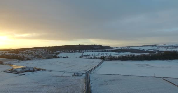 Aérea: Campos durante el invierno cubiertos de nieve cerca de Edimburgo, Escocia — Vídeo de stock