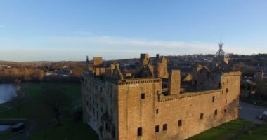 Anteni: Linlithgow Sarayı yanında Linlithgow Loch, İskoçya