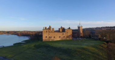 Anteni: Linlithgow Sarayı yanında Linlithgow Loch, İskoçya