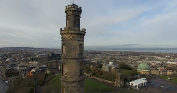 Aérea: Monumento de Nelson en Calton Hill en Edimburgo, Escocia — Vídeo de stock