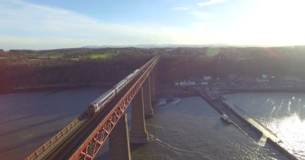 Antenne: Zug auf vierter Eisenbahnbrücke in Queensferry, Edinburgh, Schottland — Stockvideo