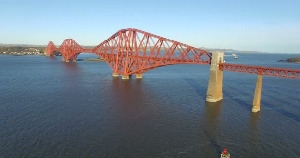 Aerial: Forth Rail Bridge a Queensferry, Edimburgo, Scozia — Video Stock